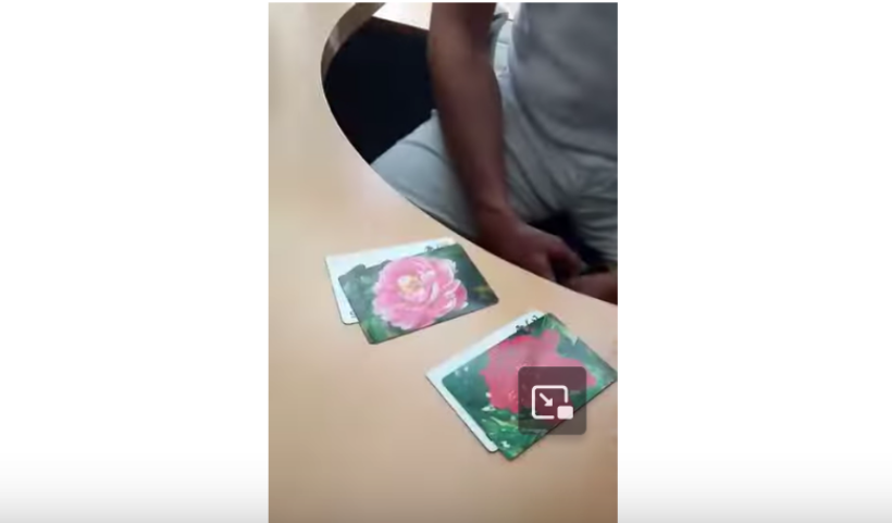 Truco de cartas floreadas a presentador de Canal Sur Televisión. Espectaculos de Magia y música en vivo en Marbella. Magia de cerca, magia de escena, hologramas, jazz