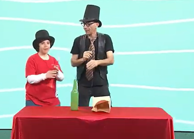 Una Trompeta y una botella que desaparece en una bolsa de papel